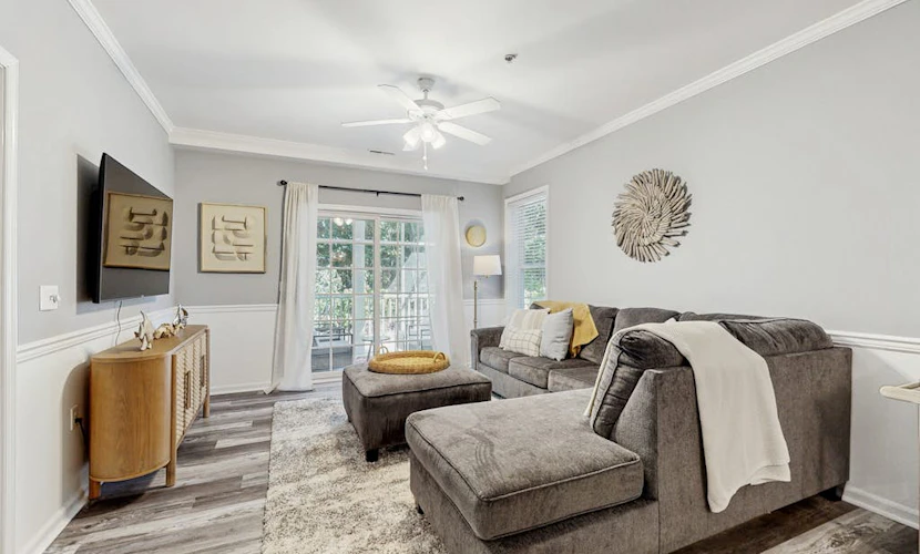 The Tides spacious condo w/shared pool, close to restaurants & shopping