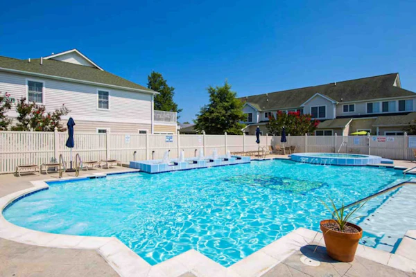 The Tides spacious condo w/shared pool, close to restaurants & shopping