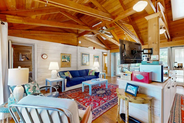 Dewey Beach cottage 1 block from the beach, dog friendly