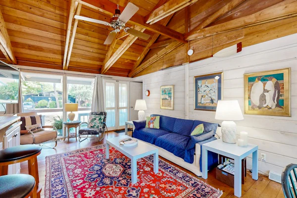 Dewey Beach cottage 1 block from the beach, dog friendly