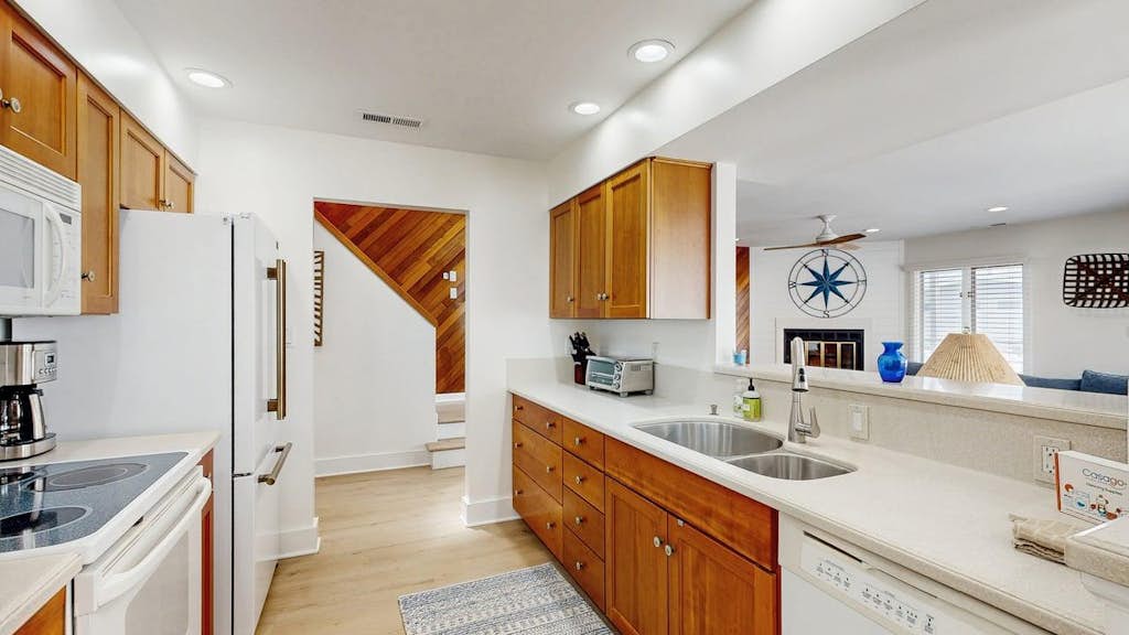 Town of Dewey Beach condo w/deck, balcony, walk to beach, close to restaurants