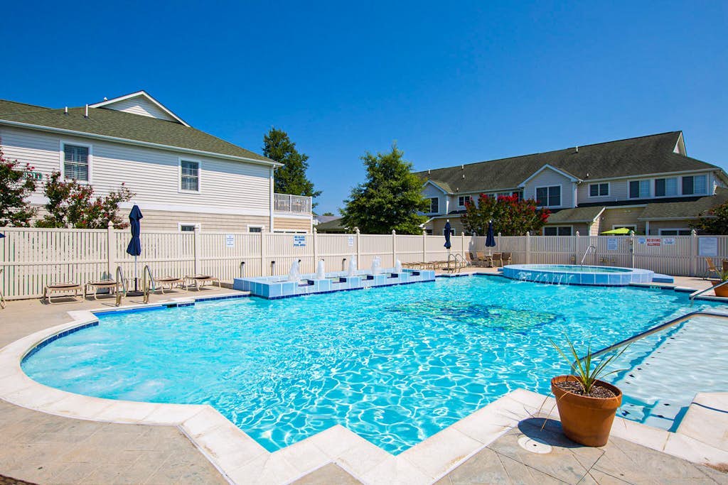 The Tides - Relaxing stay with a patio and grill - pool & easy beach access