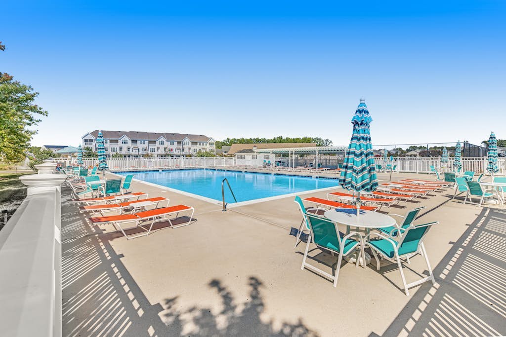 Grande at Canal Pointe pet friendly condo w/shared pool, tennis courts & gym
