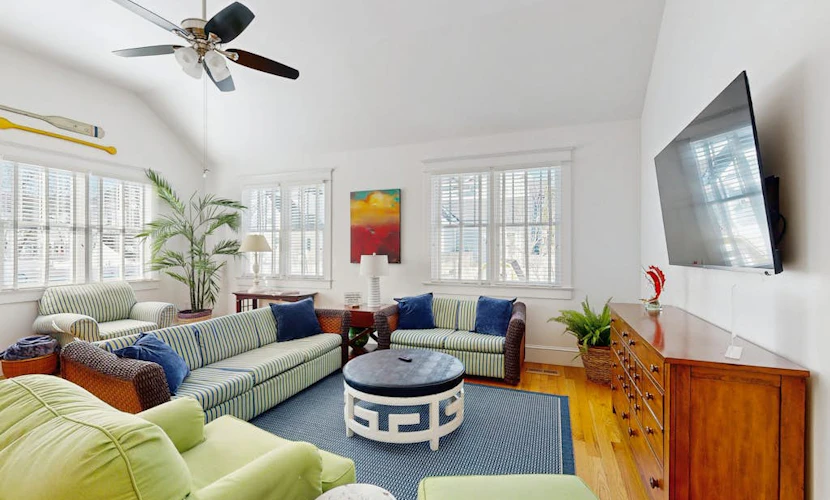 Upgraded dog-friendly home 1.5 blocks to beach with lovely backyard & pool