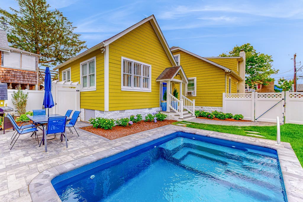 Upgraded dog-friendly home 1.5 blocks to beach with lovely backyard & pool