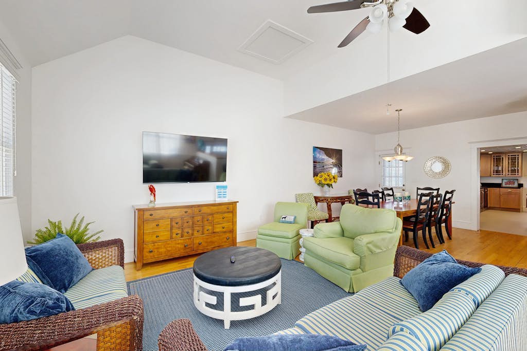 Upgraded dog-friendly home 1.5 blocks to beach with lovely backyard & pool