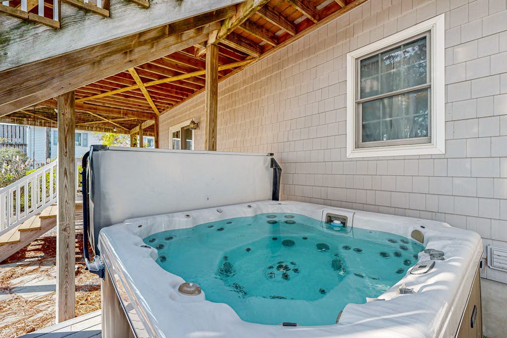 Rehoboth Beach pet friendly house w/ private hot tub, deck & fire place