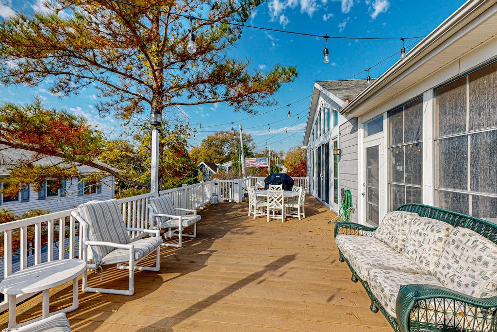 Rehoboth Beach pet friendly house w/ private hot tub, deck & fire place