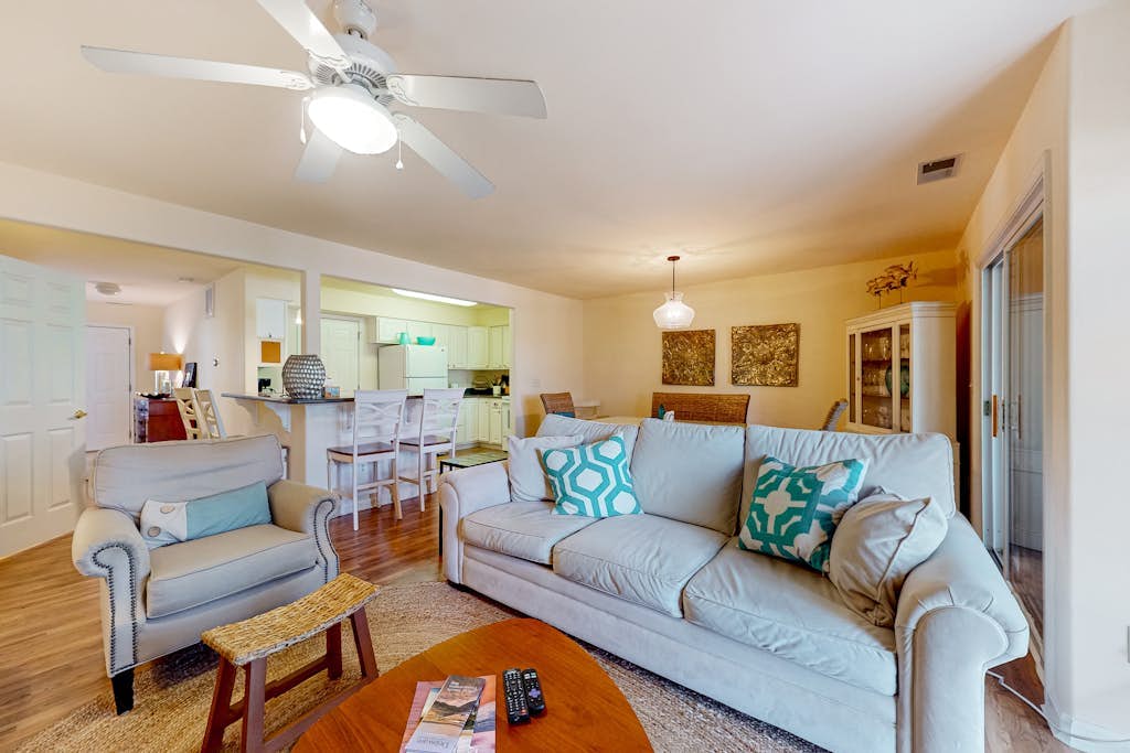 Plantation East townhome near Route 1 with sunroom & fast WiFi