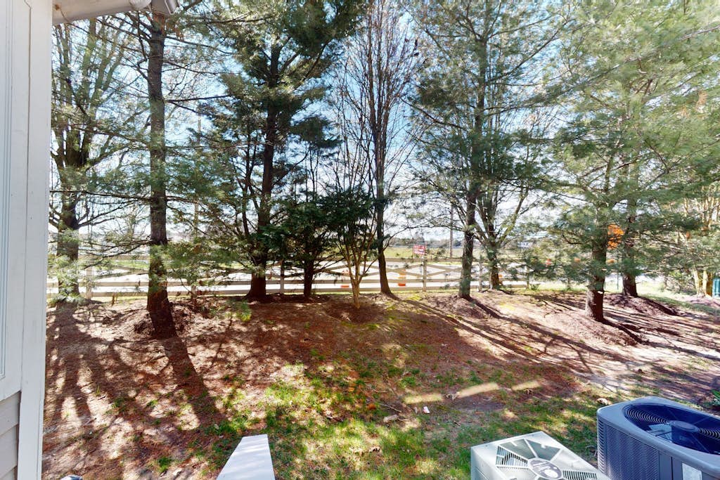 Plantation East townhome near Route 1 with sunroom & fast WiFi