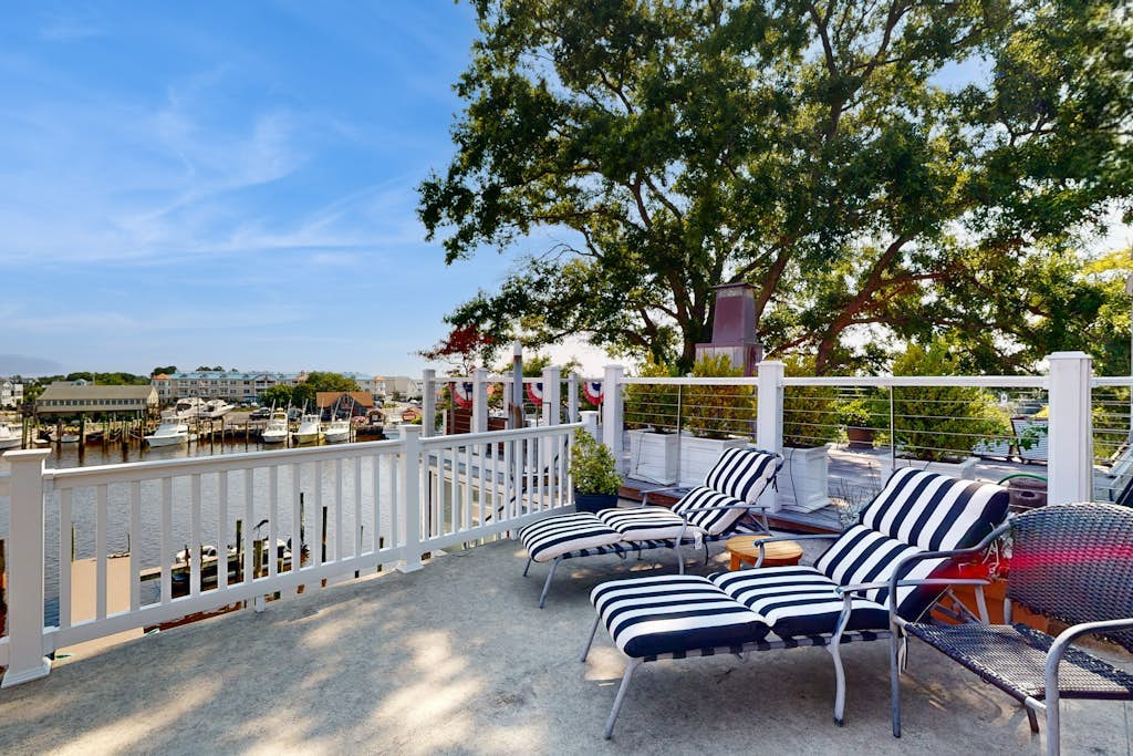 Town of Lewes condo steps from the park w/Tennis, Pickleball & Basketball