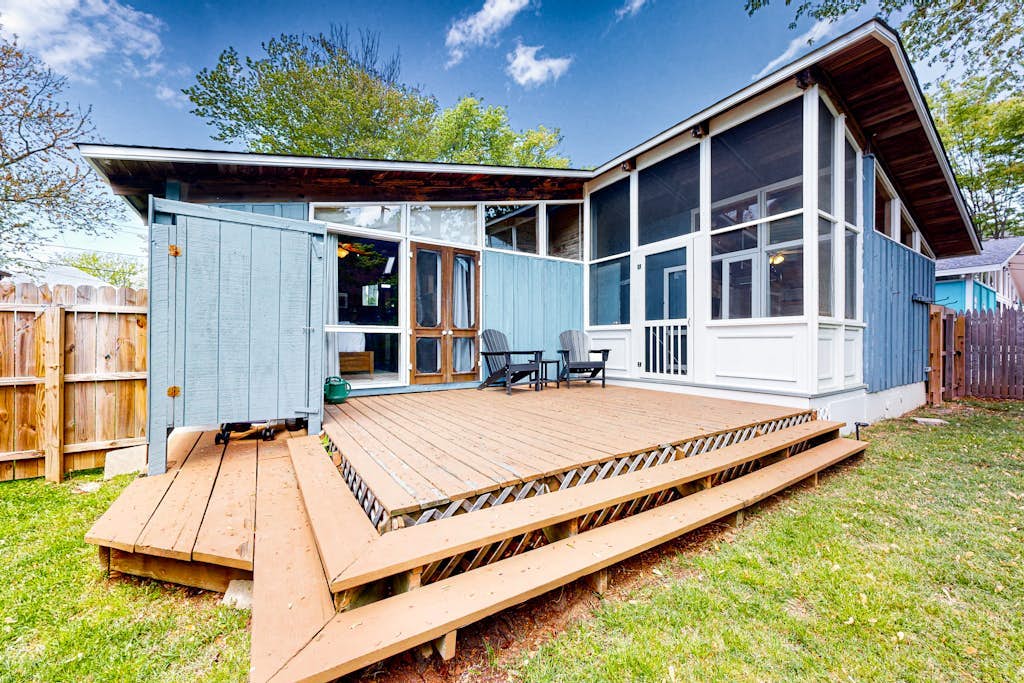 Dog-friendly home with screened in porch, enclosed backyard, gas grill, & deck