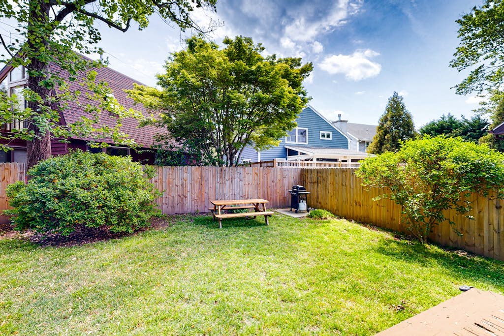 Dog-friendly home with screened in porch, enclosed backyard, gas grill, & deck