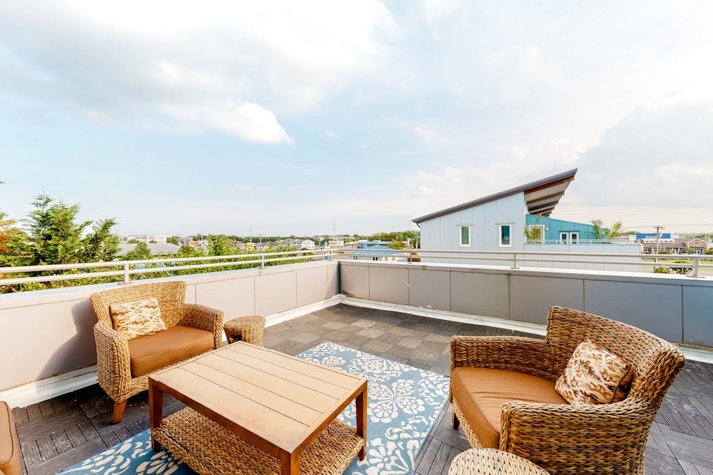 Dog-friendly townhome - private yard, rooftop deck - central AC, private W/D