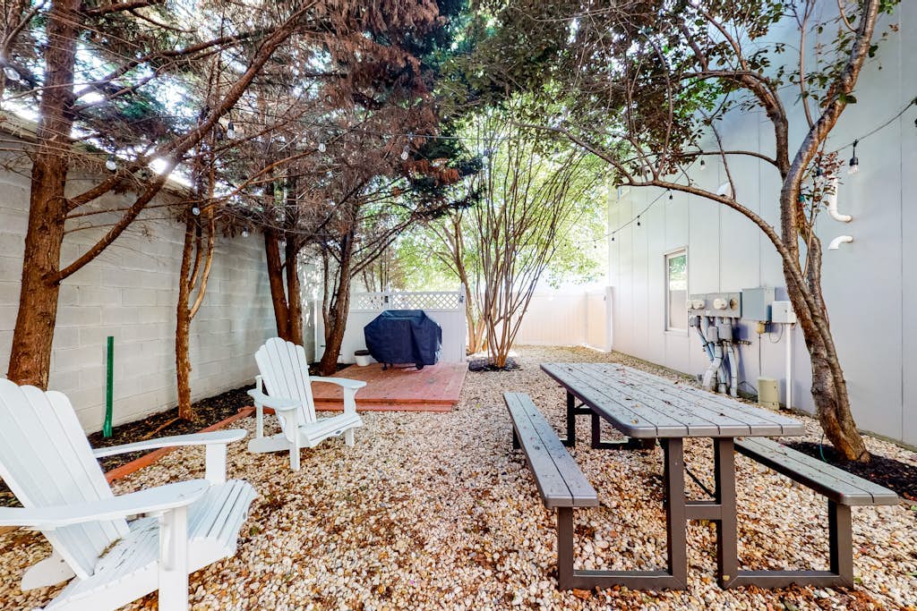 Dog-friendly townhome - private yard, rooftop deck - central AC, private W/D