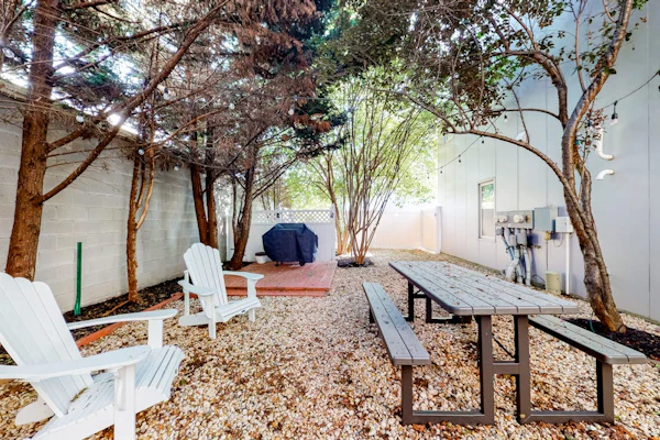 Dog-friendly townhome - private yard, rooftop deck - central AC, private W/D