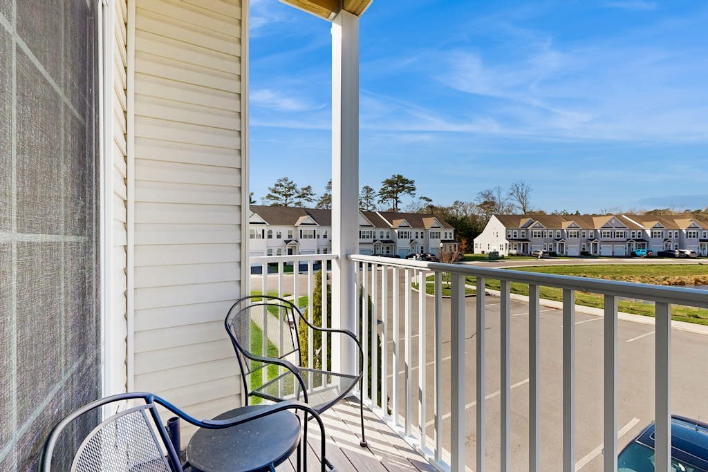 Airy condo near the beach with pool, tennis court, WiFi, AC, & washer/dryer