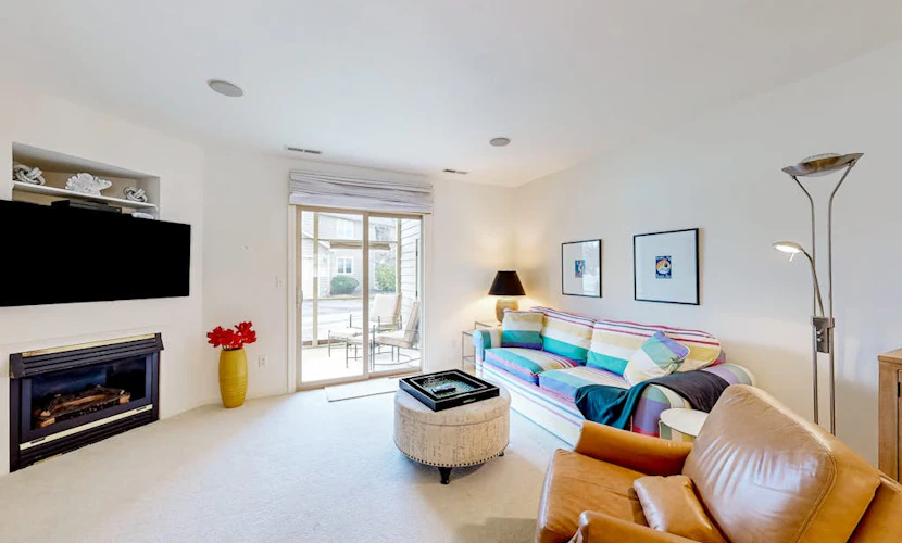Plantations East dog-friendly townhouse with fireplace & water view