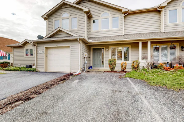 Plantations East dog-friendly townhouse with fireplace & water view