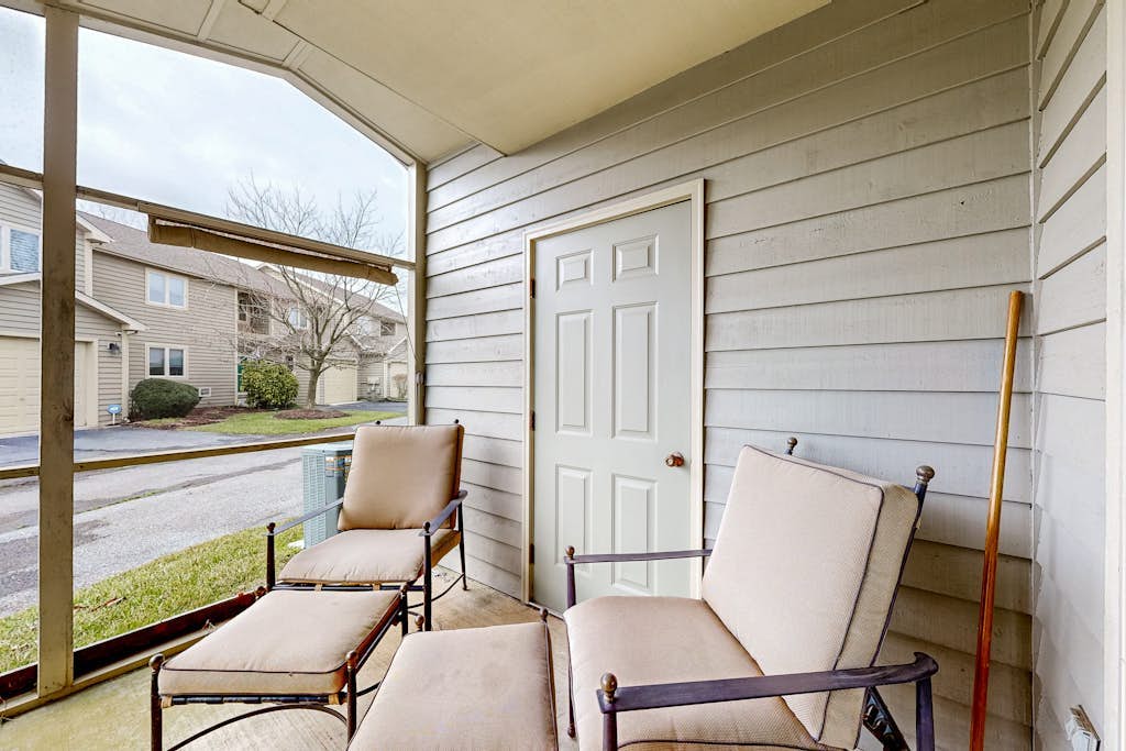 Plantations East dog-friendly townhouse with fireplace & water view