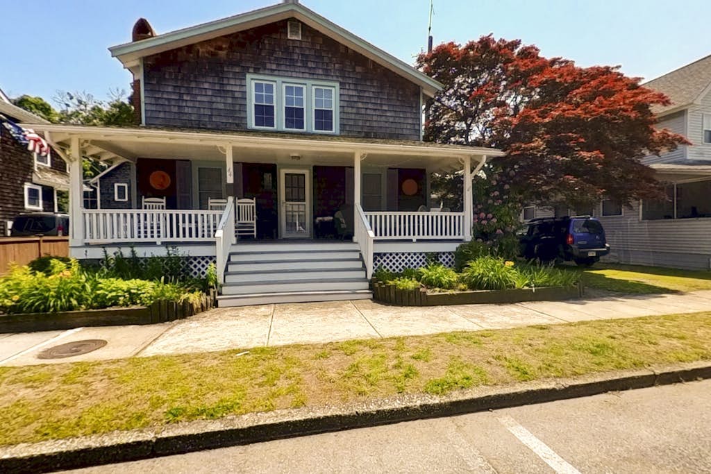 Town of Rehoboth Beach apartment w/patio, grill, 2 blocks from beach