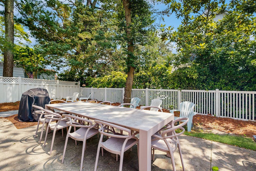 Spacious downtown home with yard, WiFi, AC, washer/dryer - near the beach