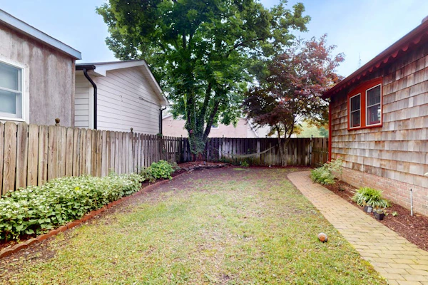 Town of Lewes spacious dog friendly house w/deck & enclosed yard