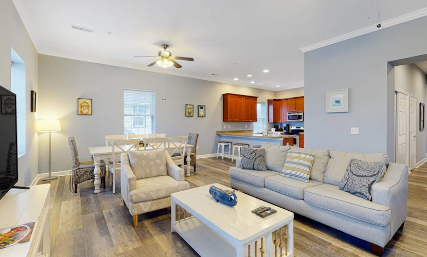 Spacious condo w/ pool, walk to ocean and dining