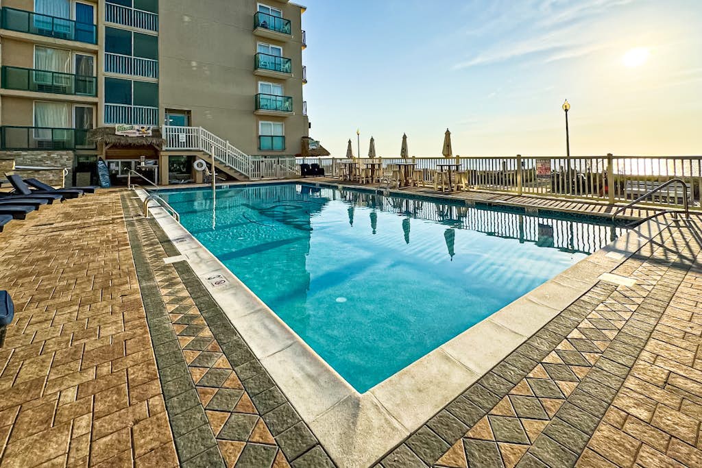 Spacious condo w/ pool, walk to ocean and dining