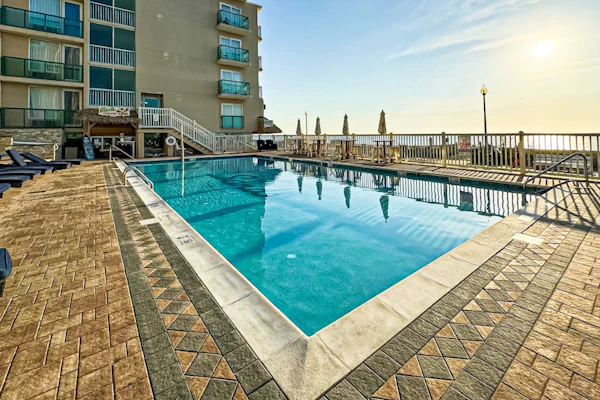 Spacious condo w/ pool, walk to ocean and dining