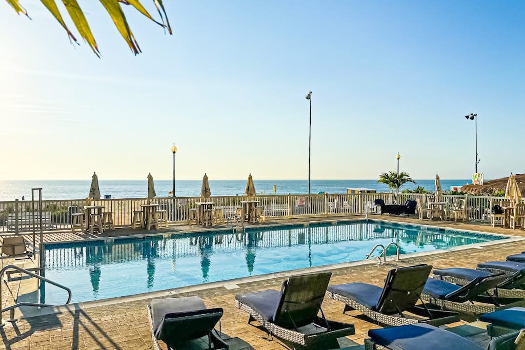 Spacious condo w/ pool, walk to ocean and dining