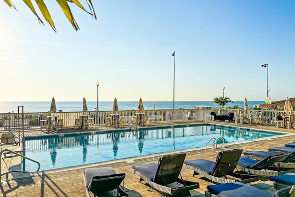 Spacious condo w/ pool, walk to ocean and dining