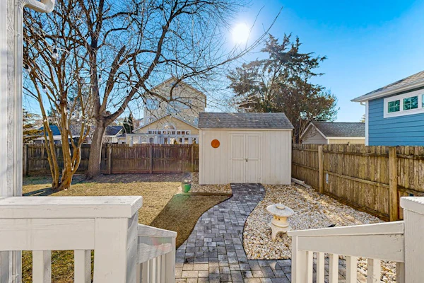 Spacious dog-friendly house with enclosed porch and yard- perfect for families!