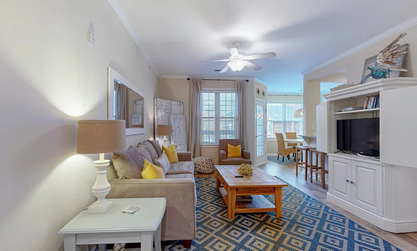 Spacious Creekwood condo with an outdoor Balcony, W/D & Free WIFI