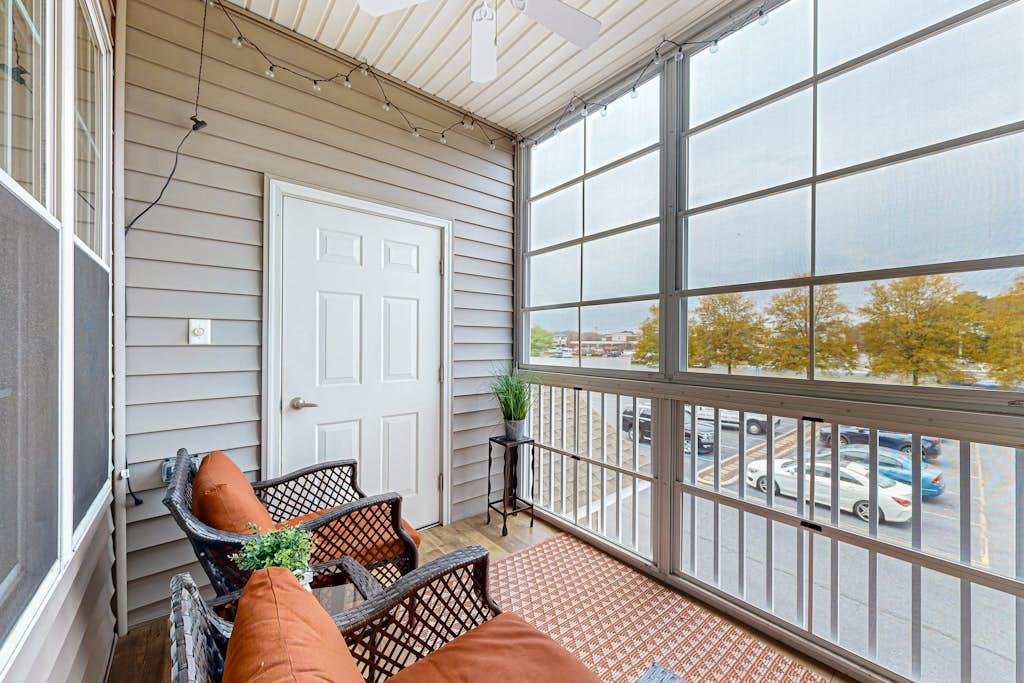 Spacious Creekwood condo with an outdoor Balcony, W/D & Free WIFI