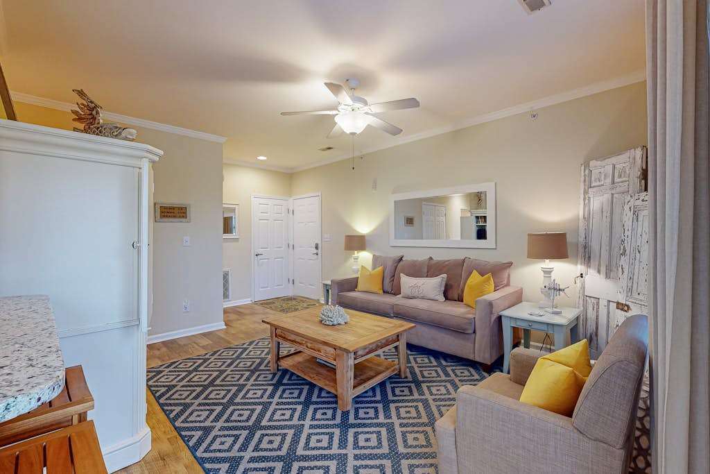 Spacious Creekwood condo with an outdoor Balcony, W/D & Free WIFI