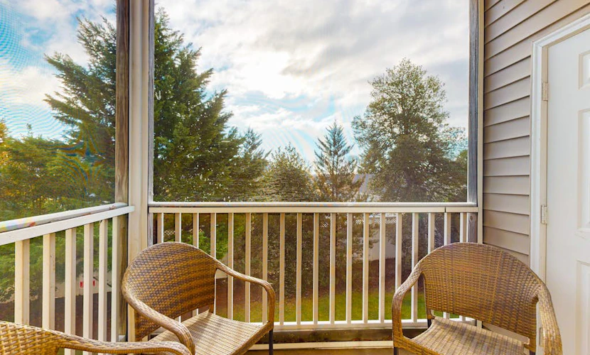 Spacious Creekwood condo with shared pool, Balcony, W/D & Free WIFI