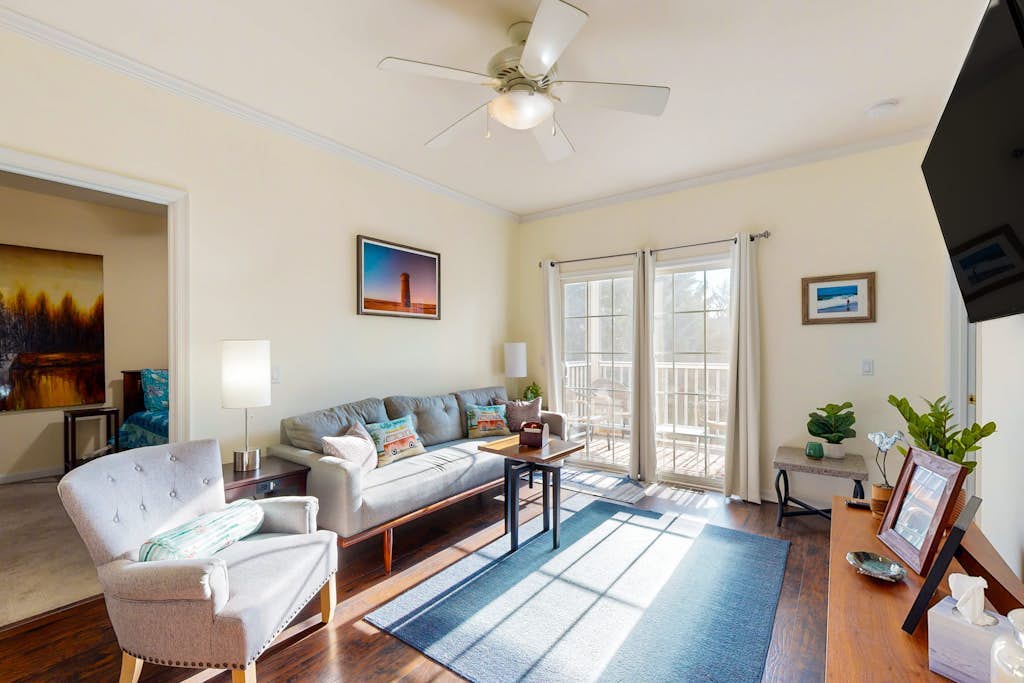 Spacious Creekwood condo with shared pool, Balcony, W/D & Free WIFI