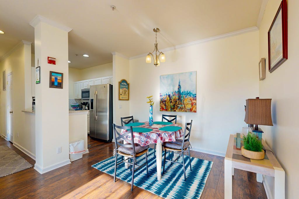 Spacious Creekwood condo with shared pool, Balcony, W/D & Free WIFI