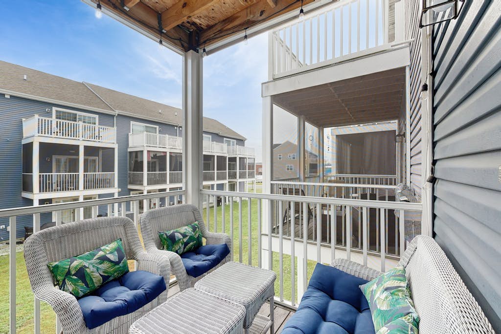 Rehoboth Crossing townhome - pool & gym - dog-friendly, fireplace & private W/D