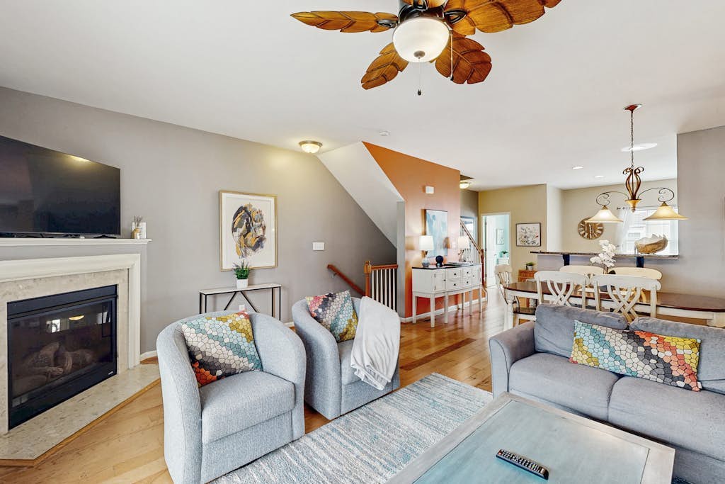 Rehoboth Crossing townhome - pool & gym - dog-friendly, fireplace & private W/D