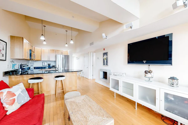 Upscale condo in heart of Dewey with pool & AC - walk to beach, bay & hot spots