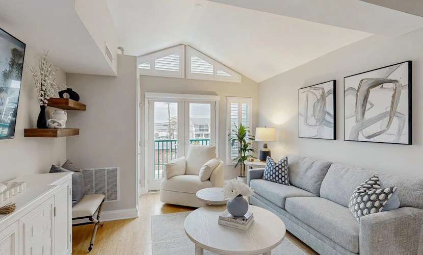 Upscale condo in heart of Dewey with pool & AC - walk to beach, bay & hot spots