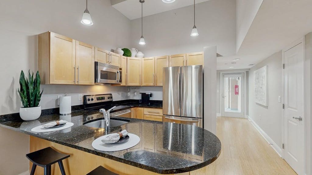 Upscale condo in heart of Dewey with pool & AC - walk to beach, bay & hot spots