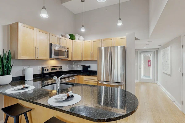 Upscale condo in heart of Dewey with pool & AC - walk to beach, bay & hot spots
