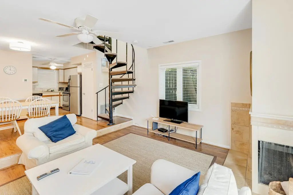 Scarborough Village - 245 Country Club Dr, Unit #608