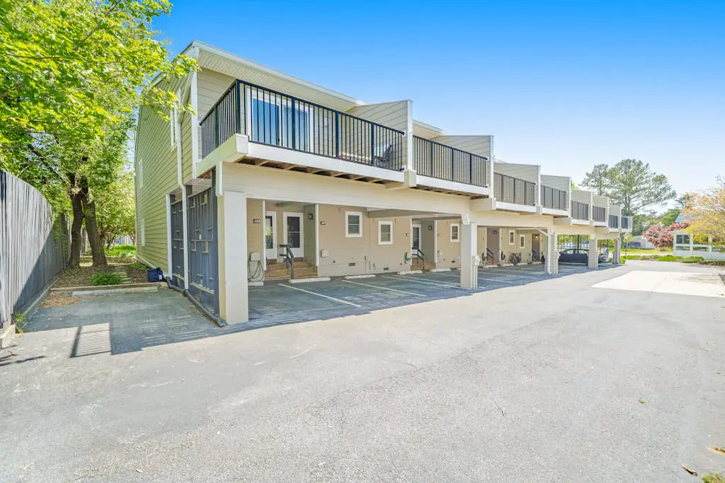 Scarborough Village - 245 Country Club Dr, Unit #608