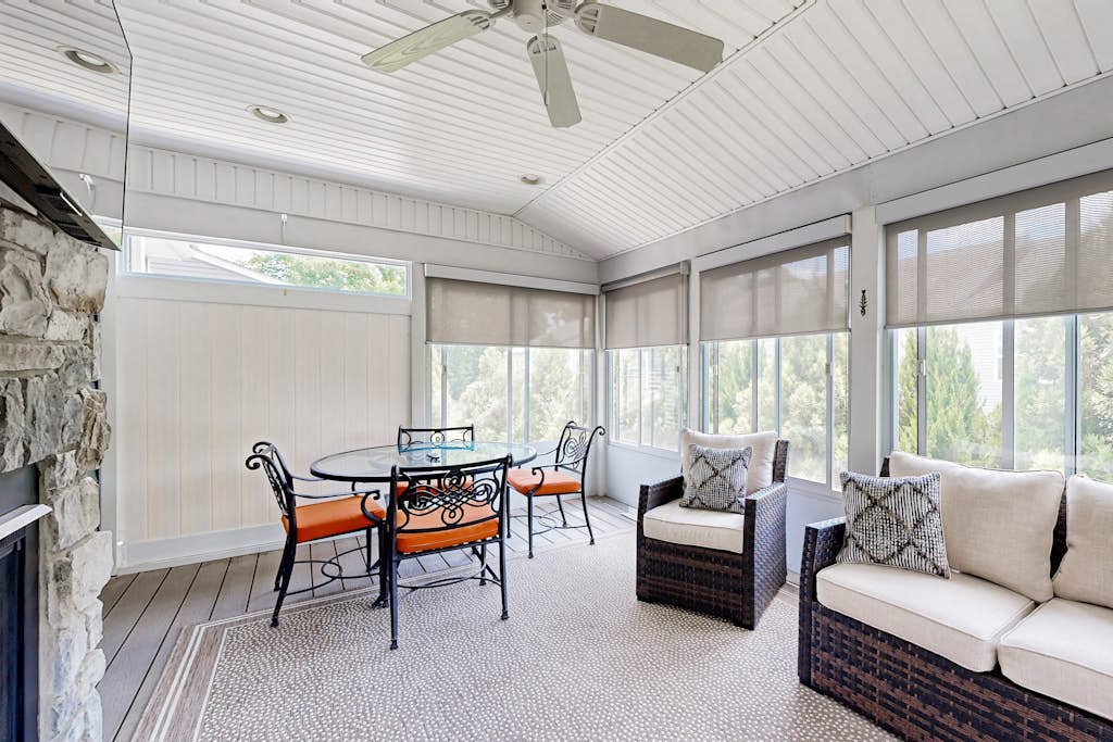 Sawgrass at White Oak Creek - townhome with AC, pools & gyms