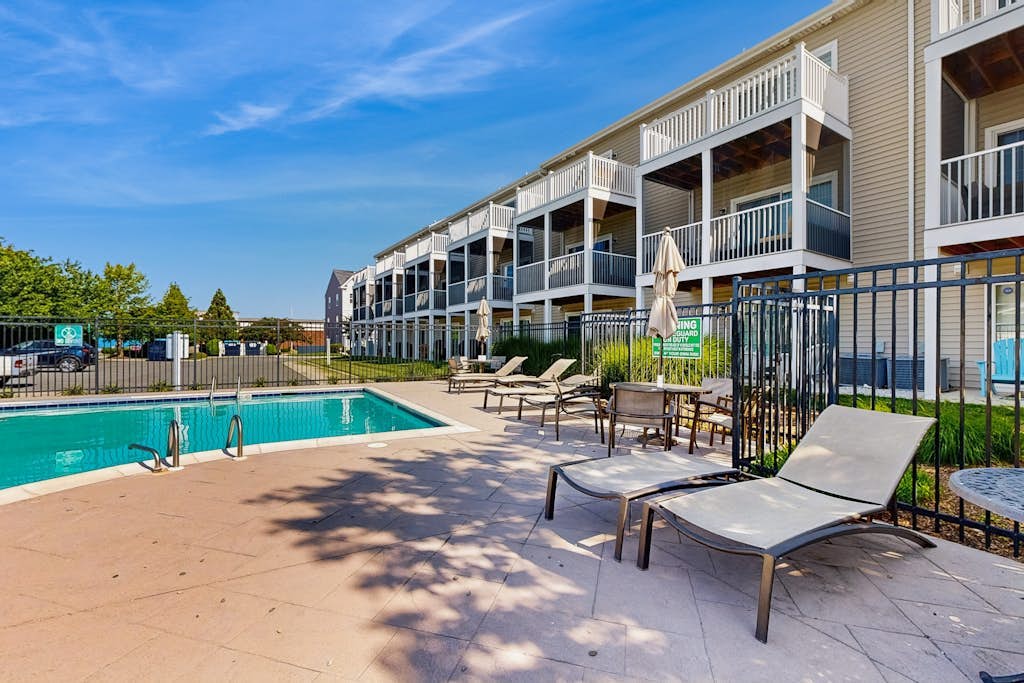 3-story townhouse close to beach & shops w/screened porch, on-site pool & gym