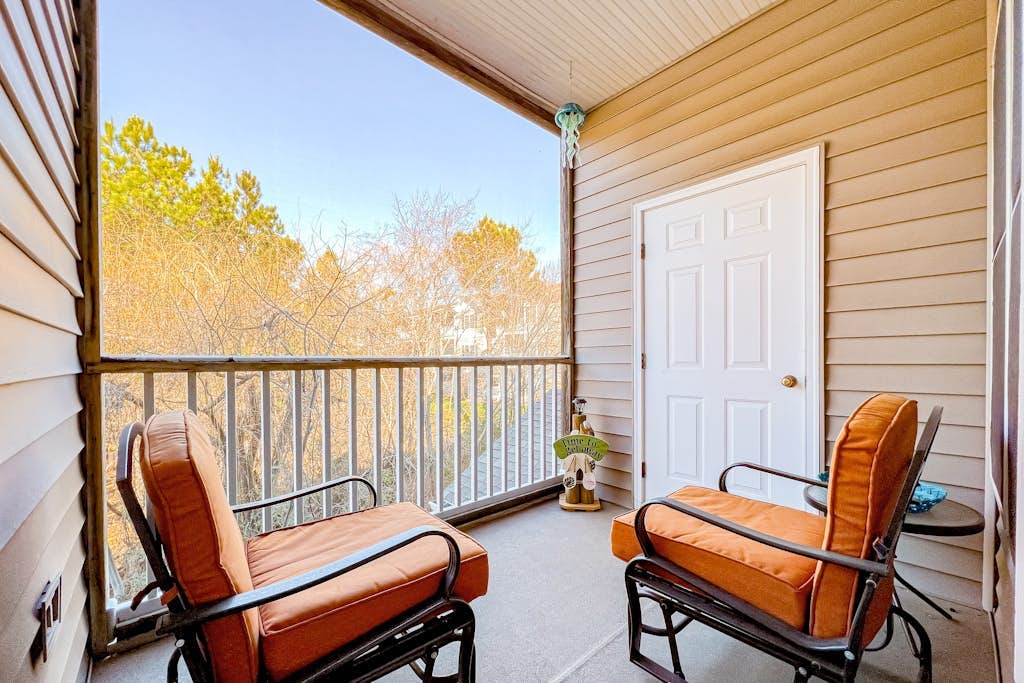 Creekwood condo with on-site pool & balcony -  near shopping/dining